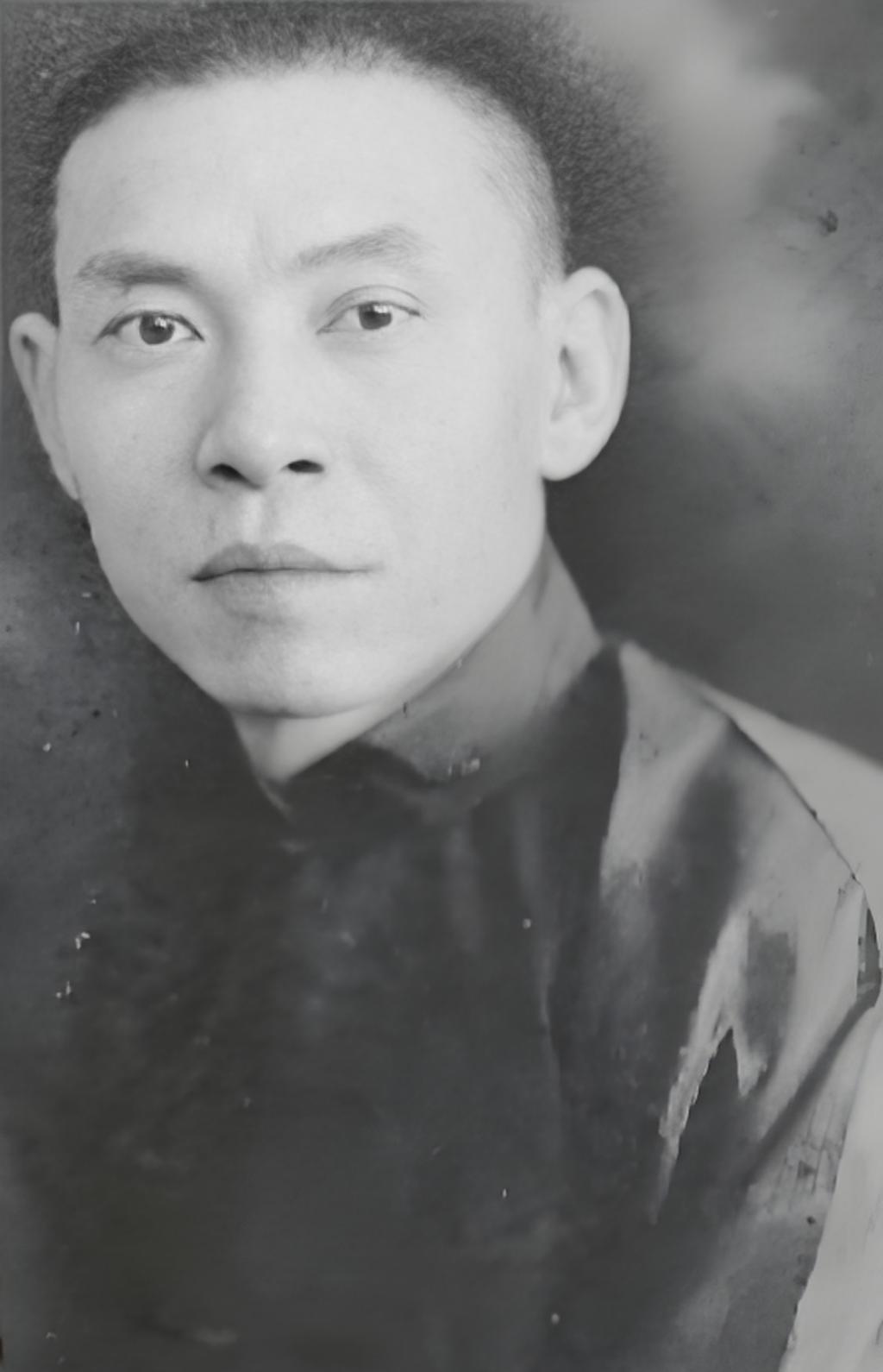 1921年，杜月笙带着30000大洋来找卢小嘉，求他放了黄金荣，但卢小嘉却说道：