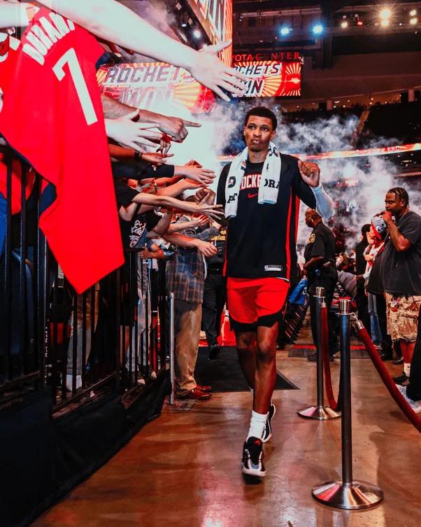 有没有可能，我是说有没有哈[捂脸哭]，火箭七子中最终成为火箭老大的是贾巴里史密斯呢