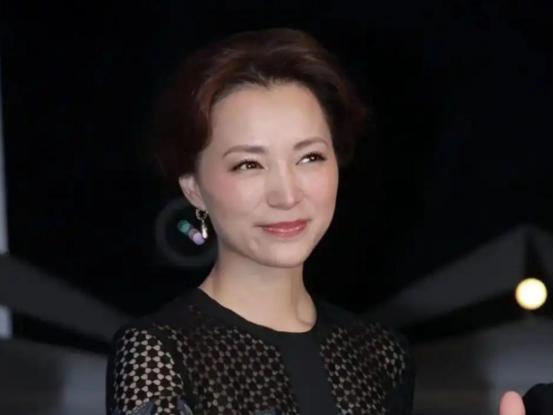 密春雷百亿帝国轰然倒塌，董卿却在大年初二亲手下厨，给80岁父母和13岁儿子包饺子