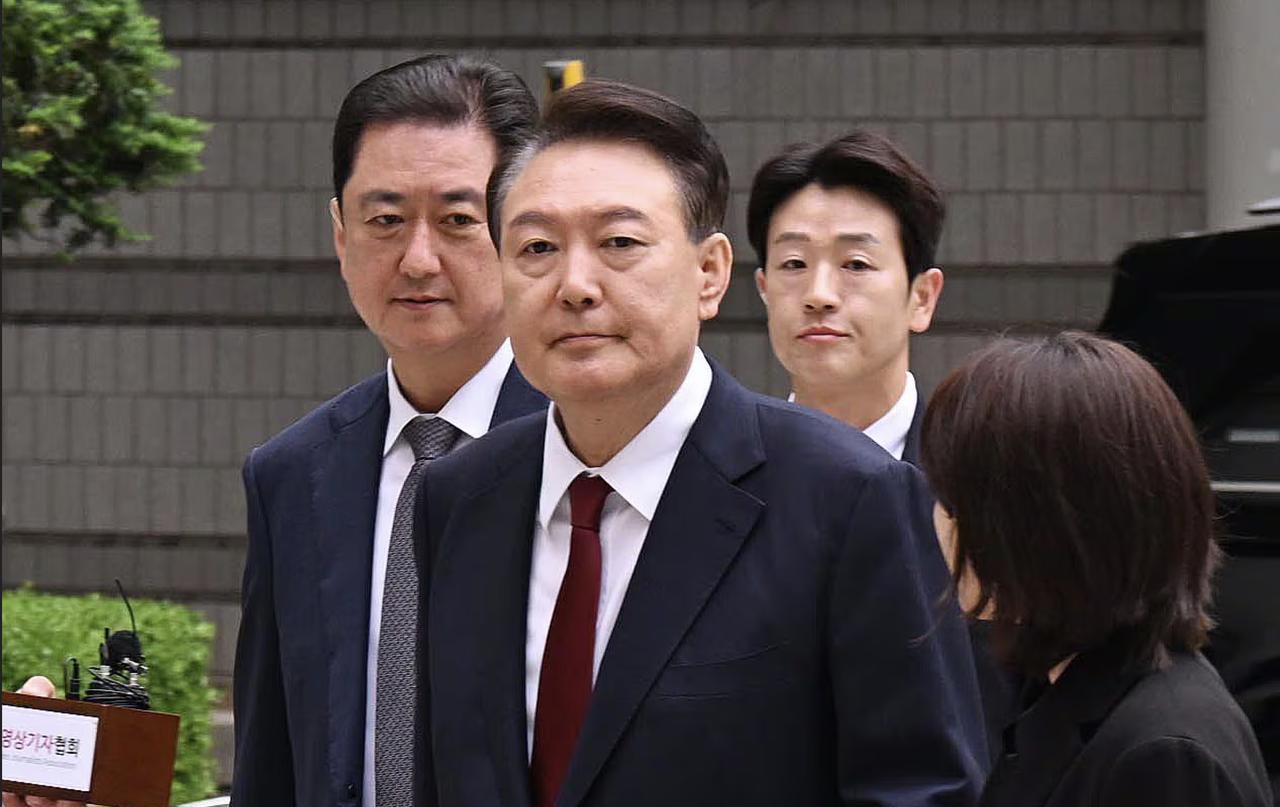 前总统叛国罪调查启动，韩国检察官搜查24个军方单位，尹锡悦这次或将牢底坐穿！负