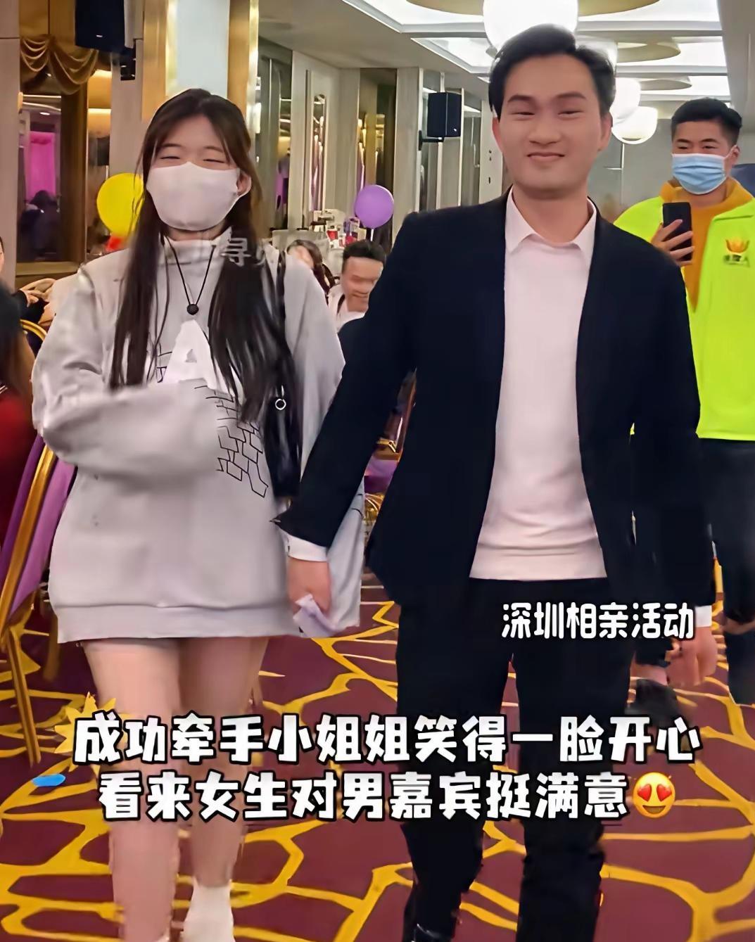 深圳一场高端相亲会上，一名男嘉宾一眼看中99年的女生，被对方的身材气质吸引。