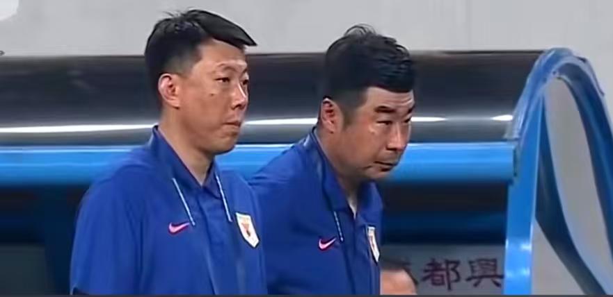 韩鹏带队的时候，板凳上坐着于金永、彭啸、史松宸，他不敢用。唐田上来第一场，直接