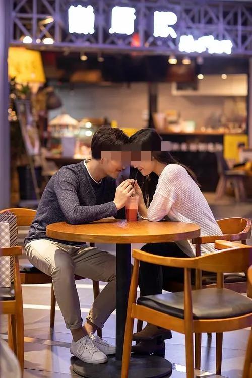 上海，44岁已婚男子爱上24岁前台小姑娘，为了得到她，男子不惜豪掷40多万去追