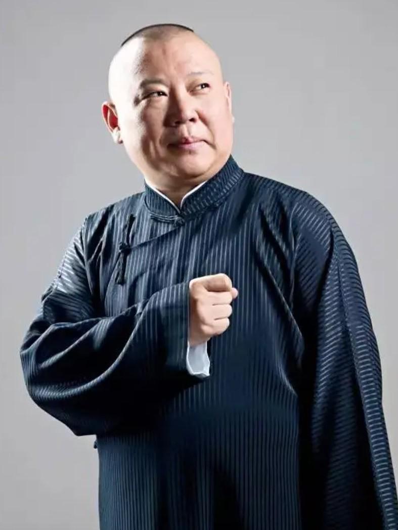 相声博士李寅飞被郭德纲害惨了！因为现在李寅飞直播时，好多人都在笑话他是大舌头，嘴