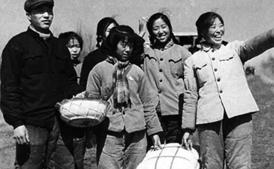 1977年秋，知青王建全因招工要去体检，他叫上女知青杜玉娟，知青点就剩他们两人，