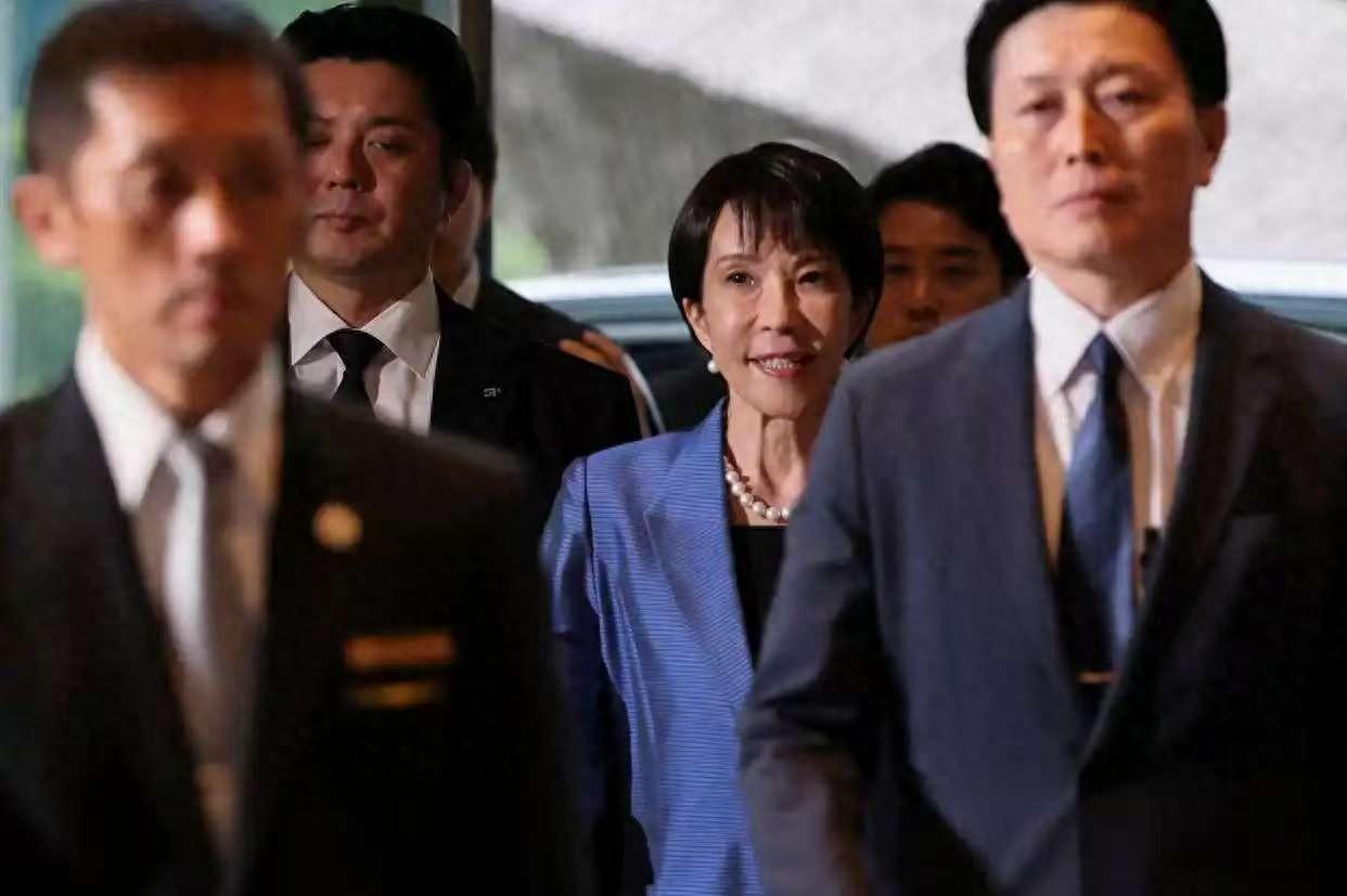 迟迟等不到中方的贺电，日本主动“逼问”，高市早苗对华提出请求2025年10月