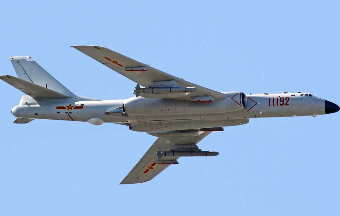 1983年，一架空军轰6在万米高空飞行，突然,一架战机从云里钻出，竟急速撞向轰6