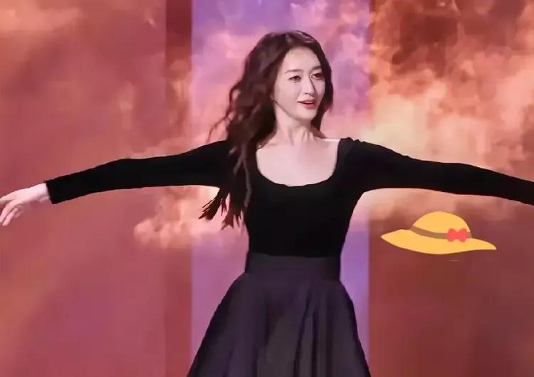 李小冉能和谢娜成为好闺蜜，可见也是非常真诚善良的人。谢娜在北漂时，李小冉作为北