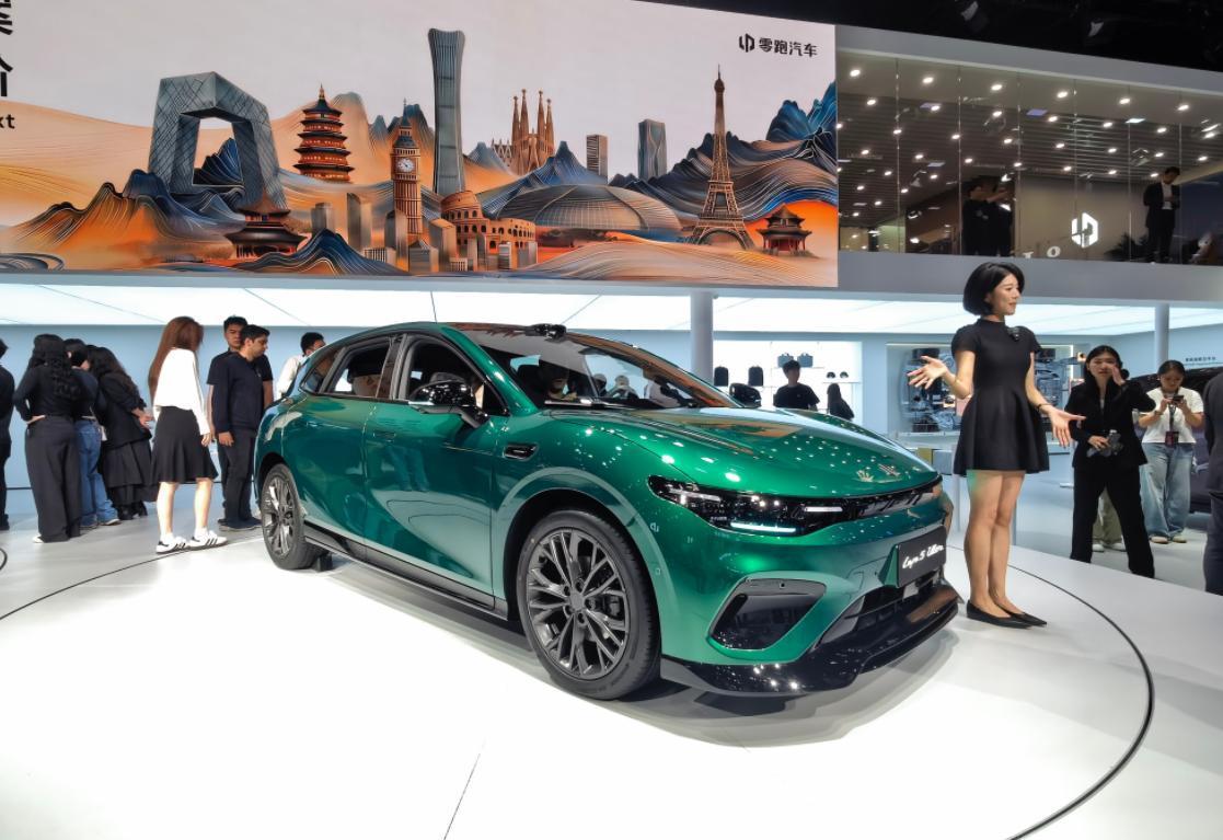 11.88万起！零跑Lafa5Ultra实拍：这运动感有点意思北京车展现场，