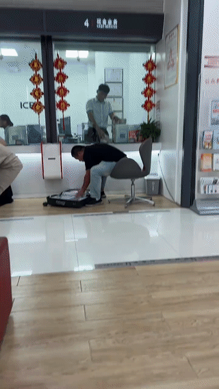 银行里碰到一位土豪大哥正坐在柜台前面取钱。这位大哥取了很多现金，把他携带的皮箱