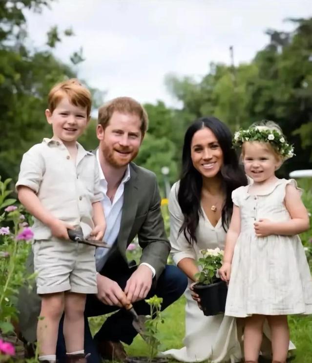 哈里一家四口正脸照曝光，阿奇与莉莉贝特都遗传了温莎家族基因，查尔斯如果知道了肯定