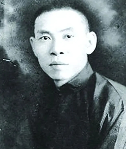 1945年9月，杜月笙前往上海，认为当不了市长至少也是副市长，火车快到上海时，蒋