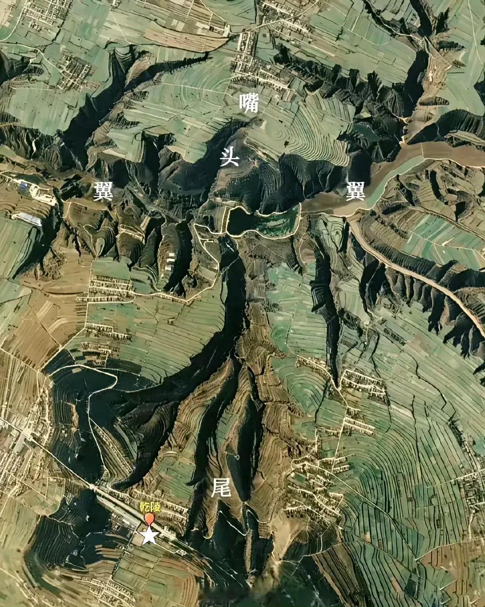 卫星视角下的“武则天乾陵”，这地形太形象了，就像展翅欲飞的凤凰。古人在没卫星的情