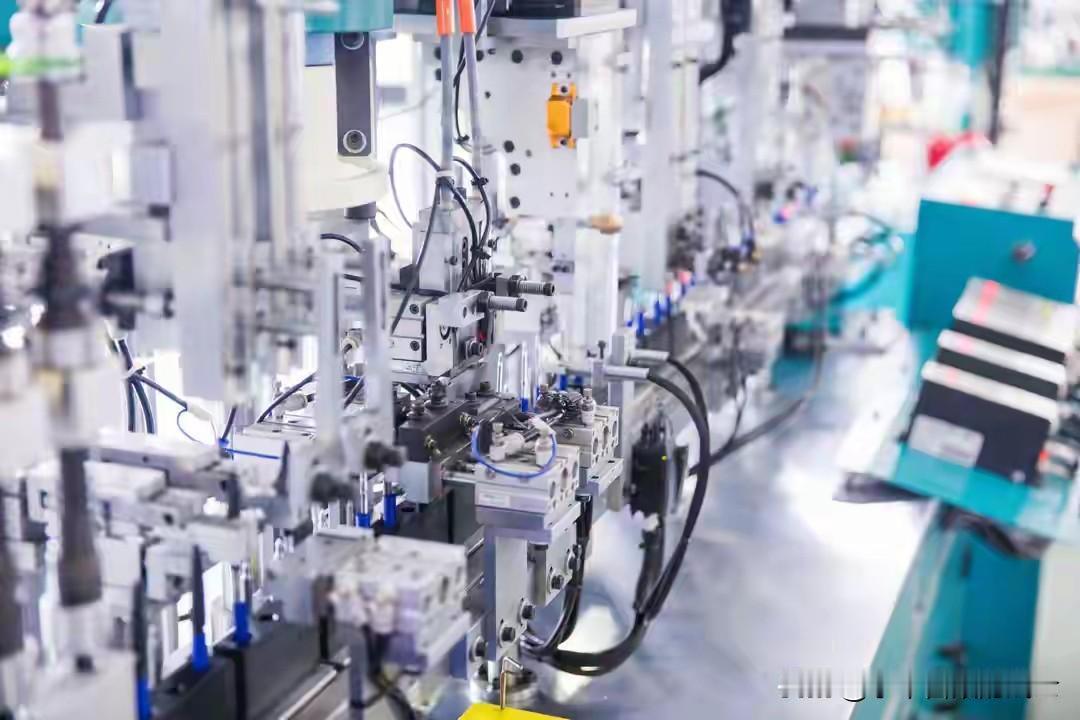 最近，英国《金融时报》的记者罗宾·哈丁来了趟中国吐槽到：中国啥都想自己造，啥都不