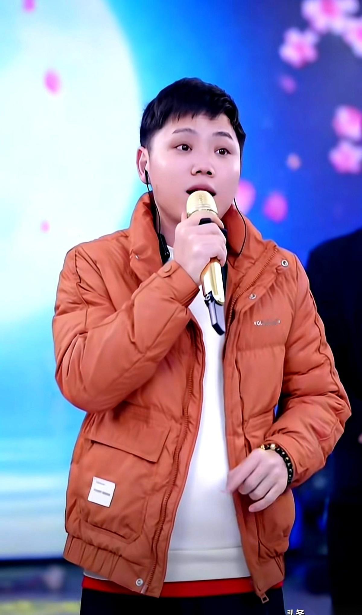 “你卖这个米，我抽五个点。”就这一句话，什么“情怀大姐”的滤镜，稀里哗啦碎了一