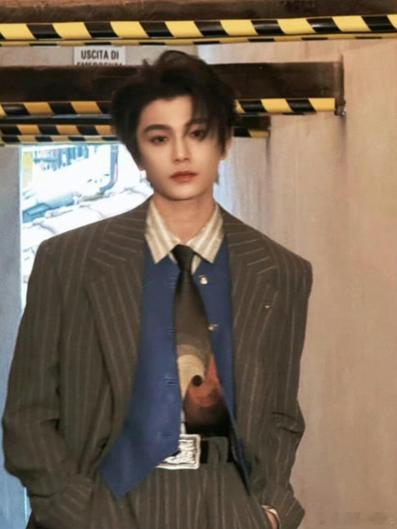 丁禹兮纯白西装高级感纯白西装+松弛感yyds！丁禹兮穿上利落贵气，台上从容不迫