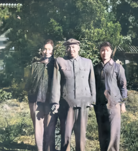 许世友将军与2个女儿的一张合影，想不到，许上将的女儿真漂亮！六十年代有一张许