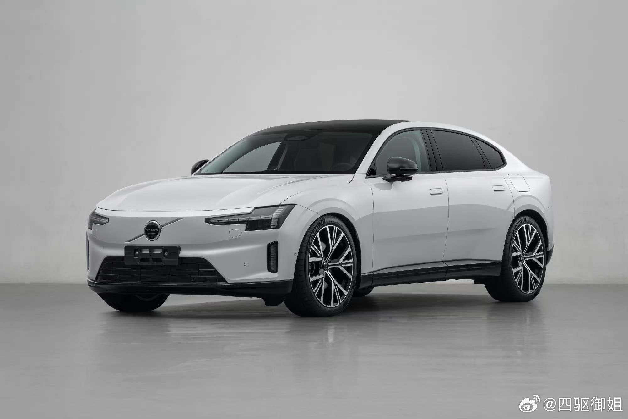 宝子们，聊聊昨天刚拍完的沃尔沃纯电双旗舰车型，视频还得过一段时间才能发布，抢先说
