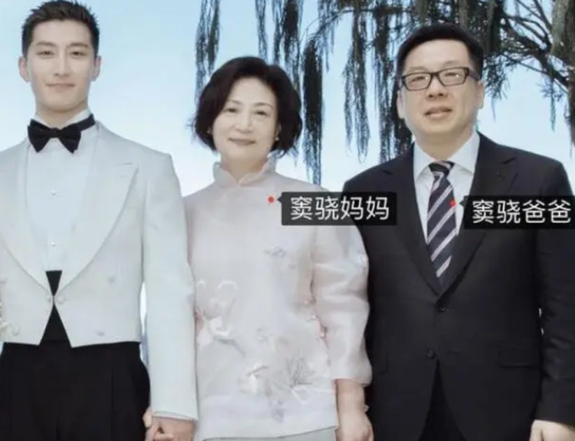 窦骁的家庭背景祖父，是文工团团长，还担任乐队指挥父亲，是单簧管演奏家，1