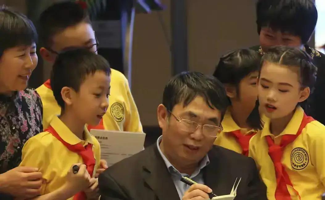 聂卫平儿子孔令文再婚，娶了个韩国普通上班族李宥利，没背景没资源。老爷子一句“