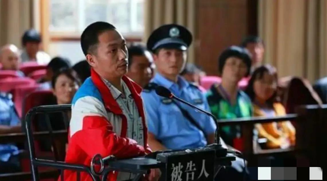 2012年，云南腾冲，一名货车司机返家时震惊地发现自己头上莫名多了三顶“绿帽子”