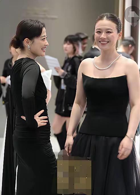 梅婷和马思纯两个人面对面的聊天，两位美女的笑容都特别真实，有感染力，让人看见都忍