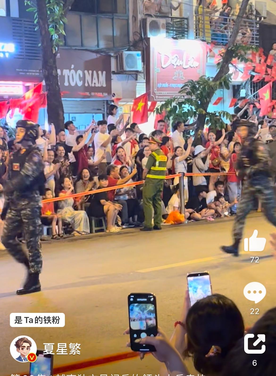 越南独立日阅兵的搞笑一幕，前面领头的士兵走快了，被后面的战友拉回来，自己不自觉的