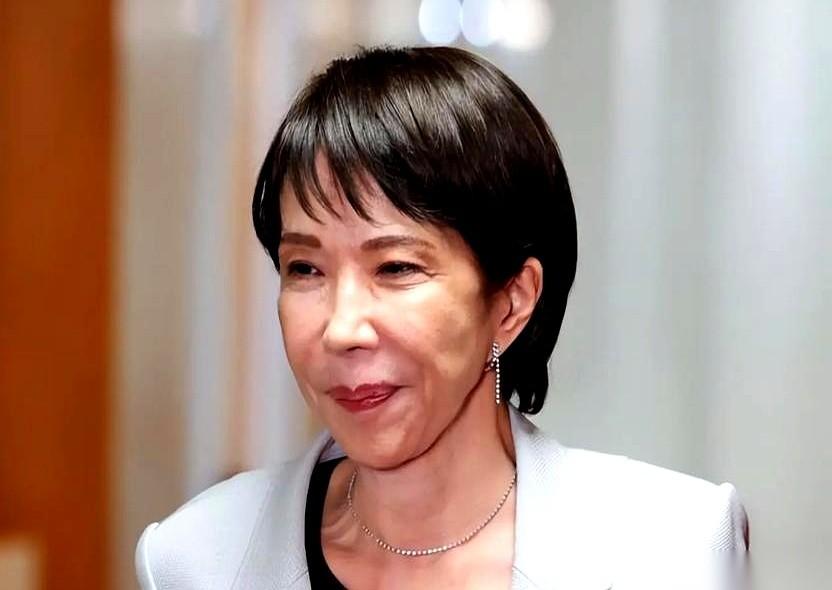 高市早苗，两记重拳砸过来，她支持率反而冲上63.6%。这盘棋，有点看不懂了。