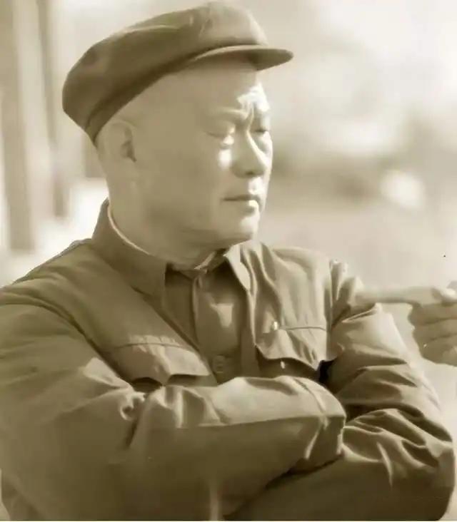 1978年部长项南现身特工梁明德葬礼，面对省委书记不解，他坦然回应：这是我亲生父