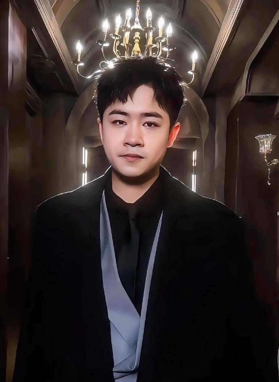 笑不活了，草莓熊本来想来个帅气的出场，结果头顶的“皇冠”吸睛了。网友调侃，
