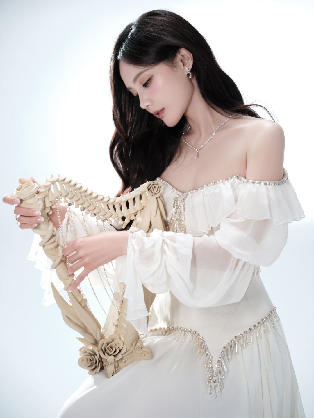 李一桐杀死比赛李一桐完全是天使氛围感天花板诞生！李一桐身穿轻盈白纱露肩长裙，光影