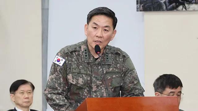 前首都防卫司令李镇雨在宪院曾经“选择性失忆”。20日在军事法庭灵光一闪又恢复了