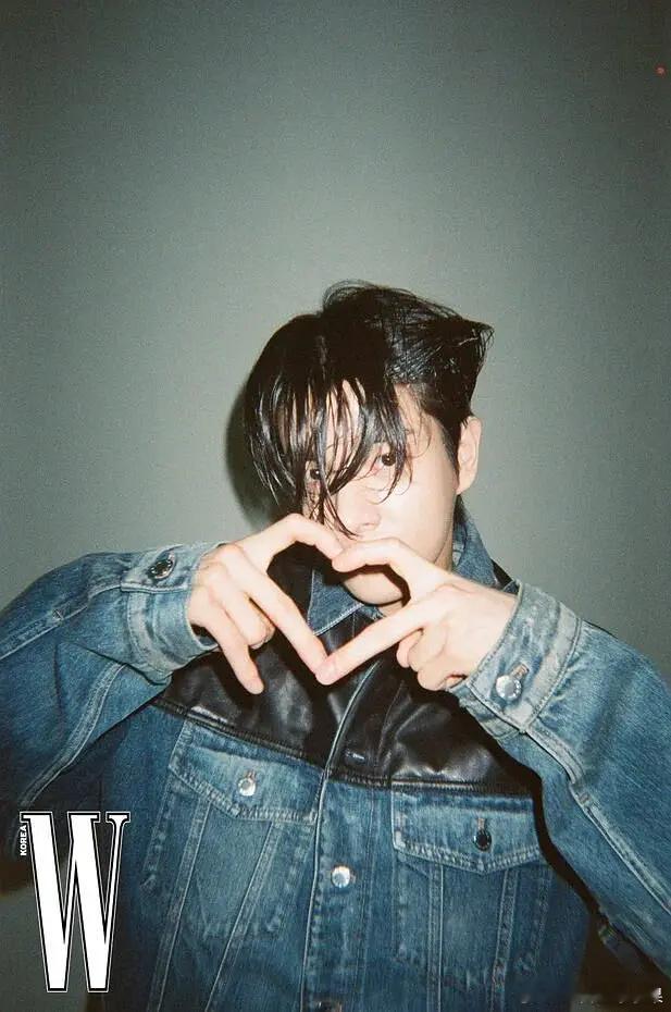 Kpop有比这两个还难看的发型吗一个像没洗头被雨淋了一个像顺产​​​