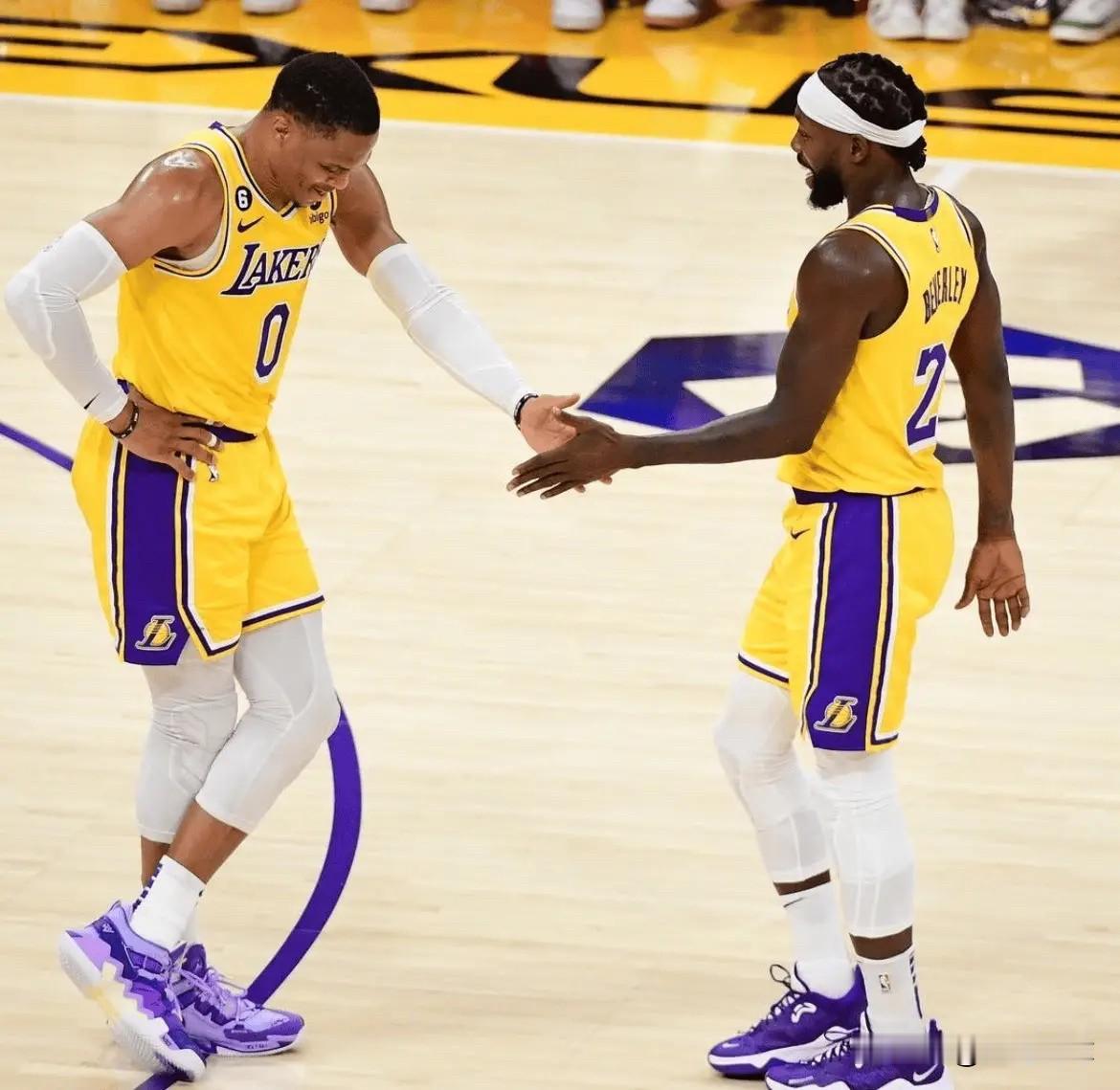 贝弗利道出真相了前NBA球员贝弗利在一档节目中回忆了离开湖人之后和哈姆的一次