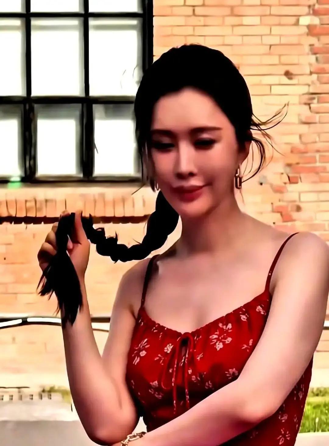 田朴珺搭上王石，冯仑赚走最大人情冯仑攒饭局，顺手把田朴珺推到王石身边。一顿