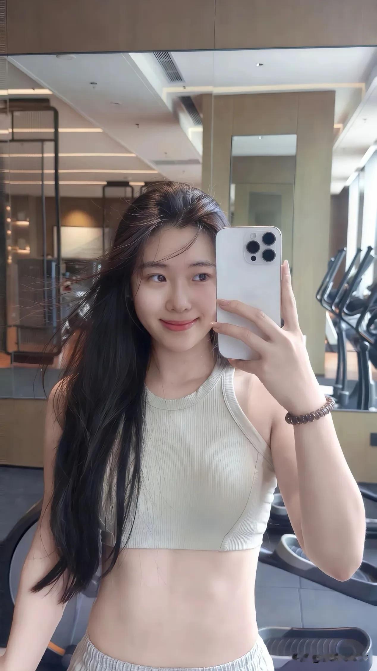 健身女孩的日常，不只是汗水早起打卡，目标清晰，举铁如举生活，每一克都算数