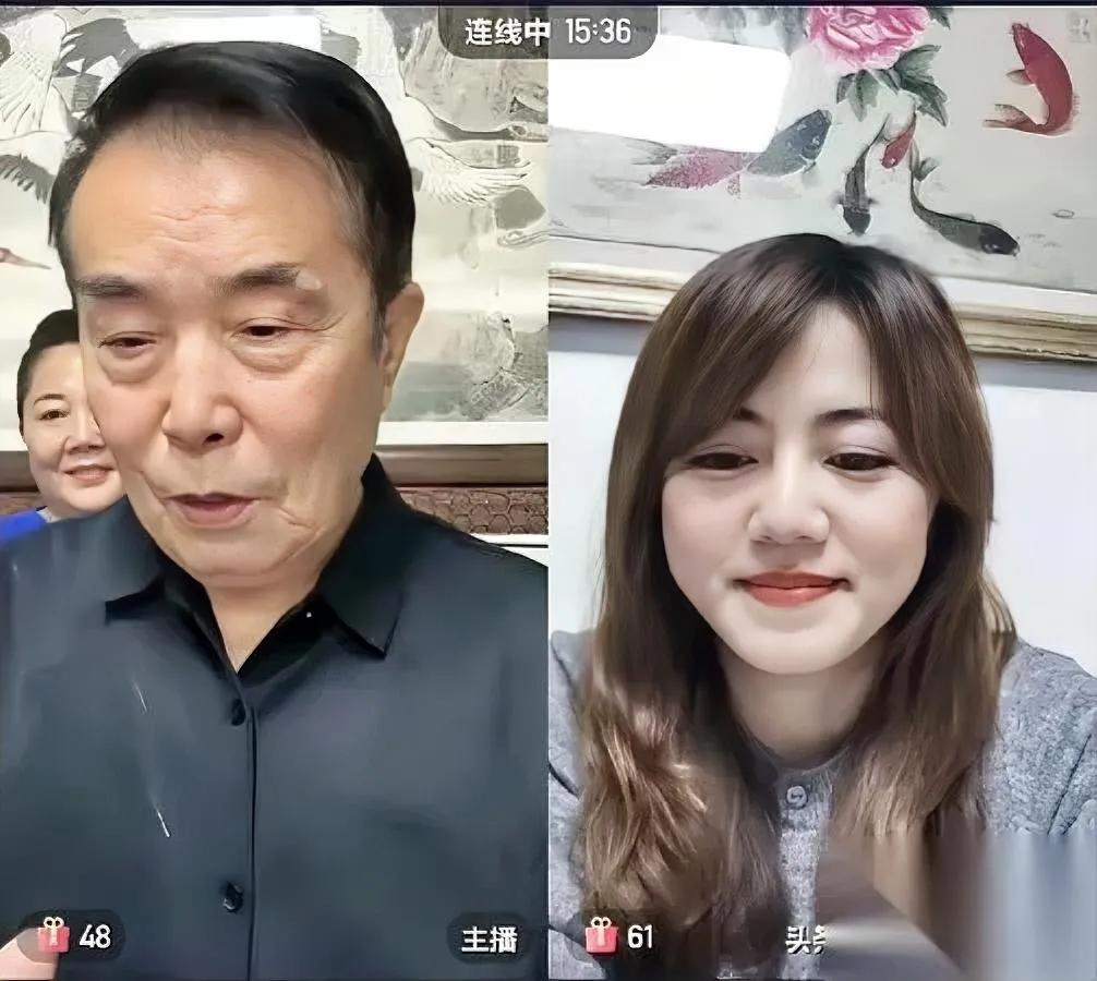 何庆魁直播又被骂？富贵老伴坐身后笑看老艺术家何庆魁和小20岁老伴直播时，