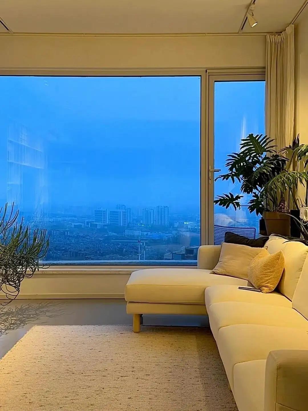 青岛，一位女生晒出自己的家，房子坐落于半山腰，一边是连绵青山，一边是辽阔海景，窗