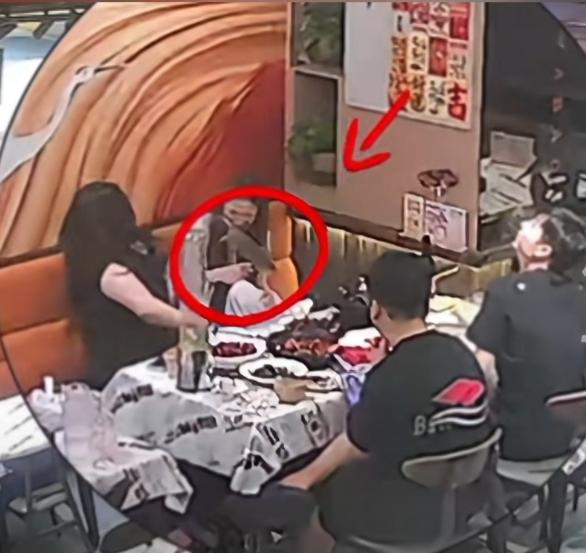 5月23日，广东深圳一家店里，两名女顾客正和朋友围坐用餐，锅里的肉滋滋作响