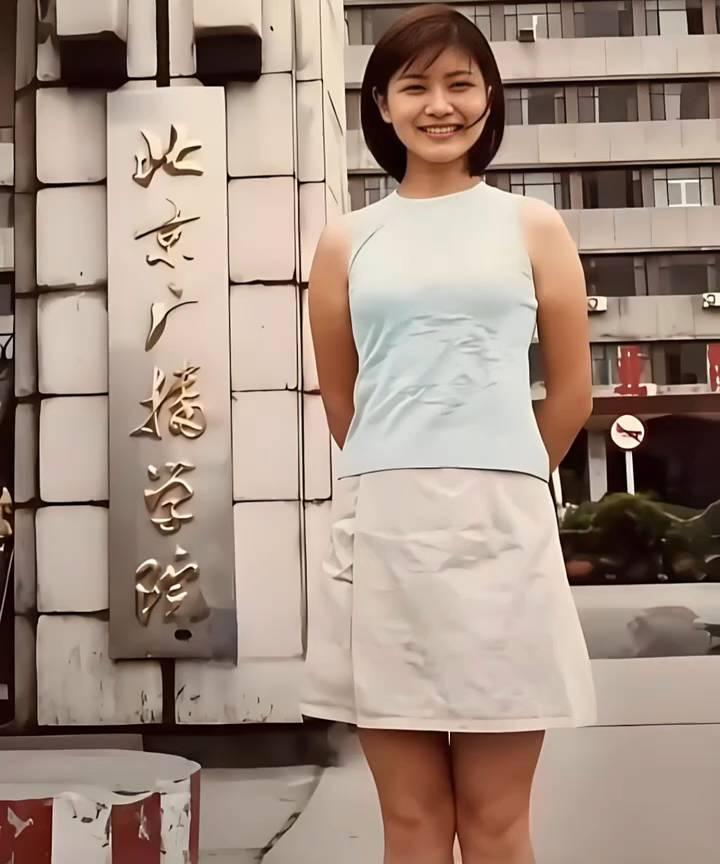 90年代的北京广播学院门口，镜头定格了一个外貌不算突出的女孩。谁能想到，她日后竟