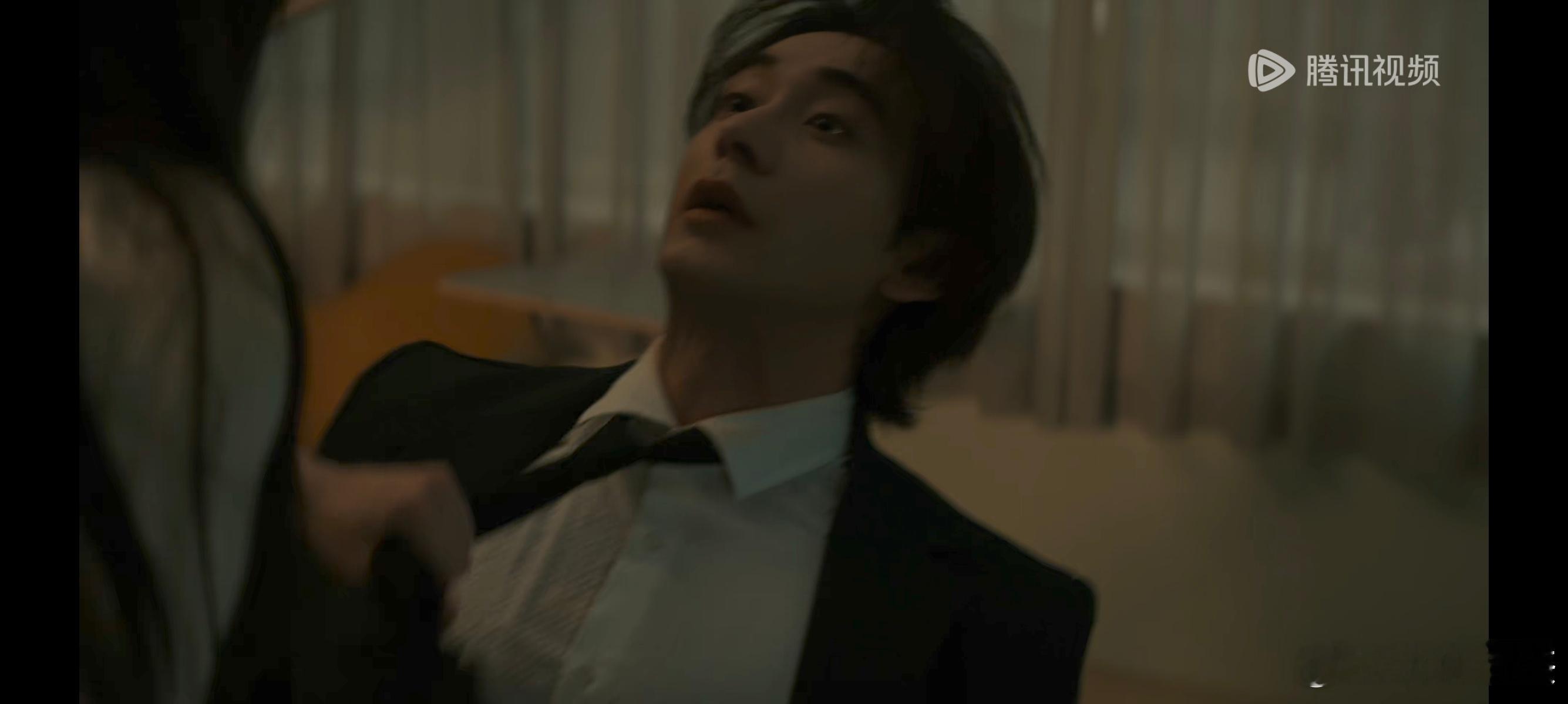 热巴的脸上需要带点表情才生动