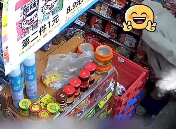 太无语！内蒙古，一男子偷偷摸摸进入无人超市，老板通过监控查看，还以为对方是来偷东