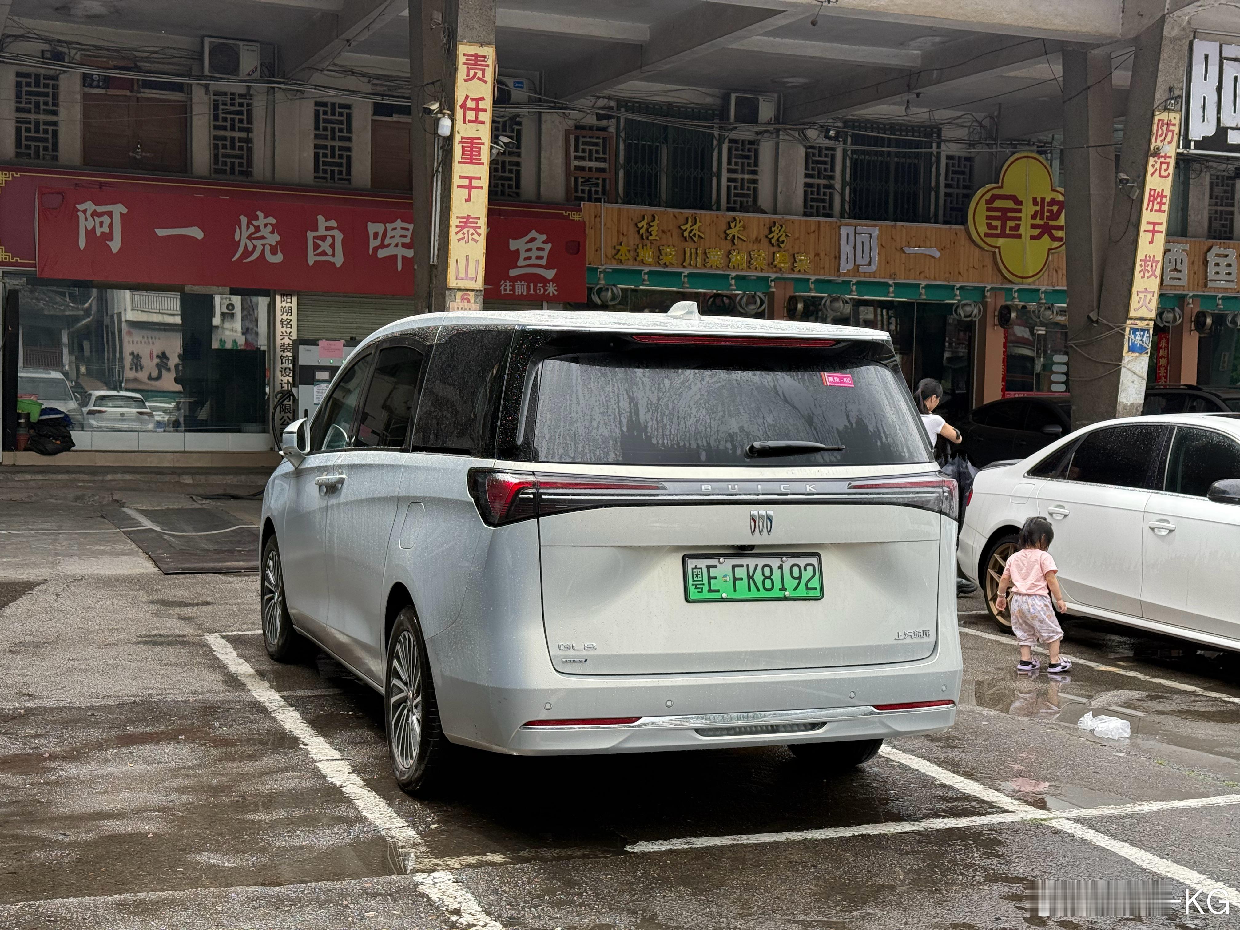 考虑到别克GL8陆尚采用的佳通P10售价800多一条，四条3200元，对我还是太