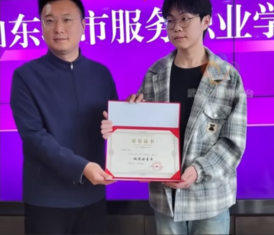 山东烟台弃考救同学后续，一个好消息，一个坏消息。好消息是救人的姜昭鹏和司机都