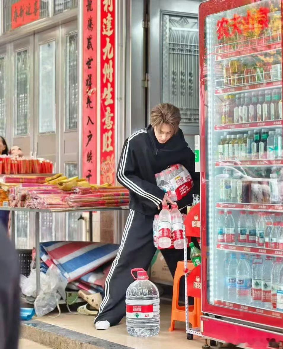 王鹤棣白鹿买菜路透棣棣会开车会搬运，哈哈你俩买菜路透好真实，很接地气～