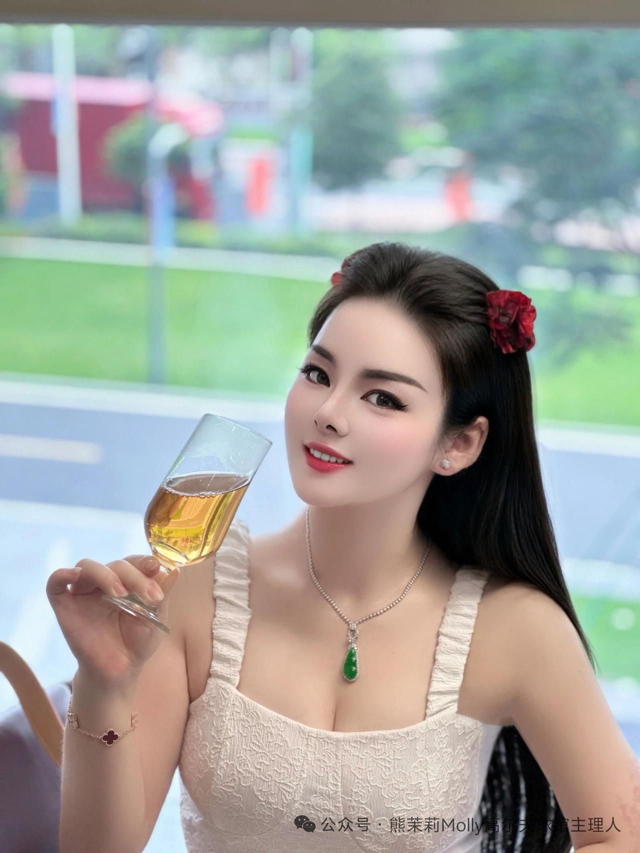 晒图笔记大赛优雅白裙少女与美酒相伴，甜美笑容尽享美好时光。
