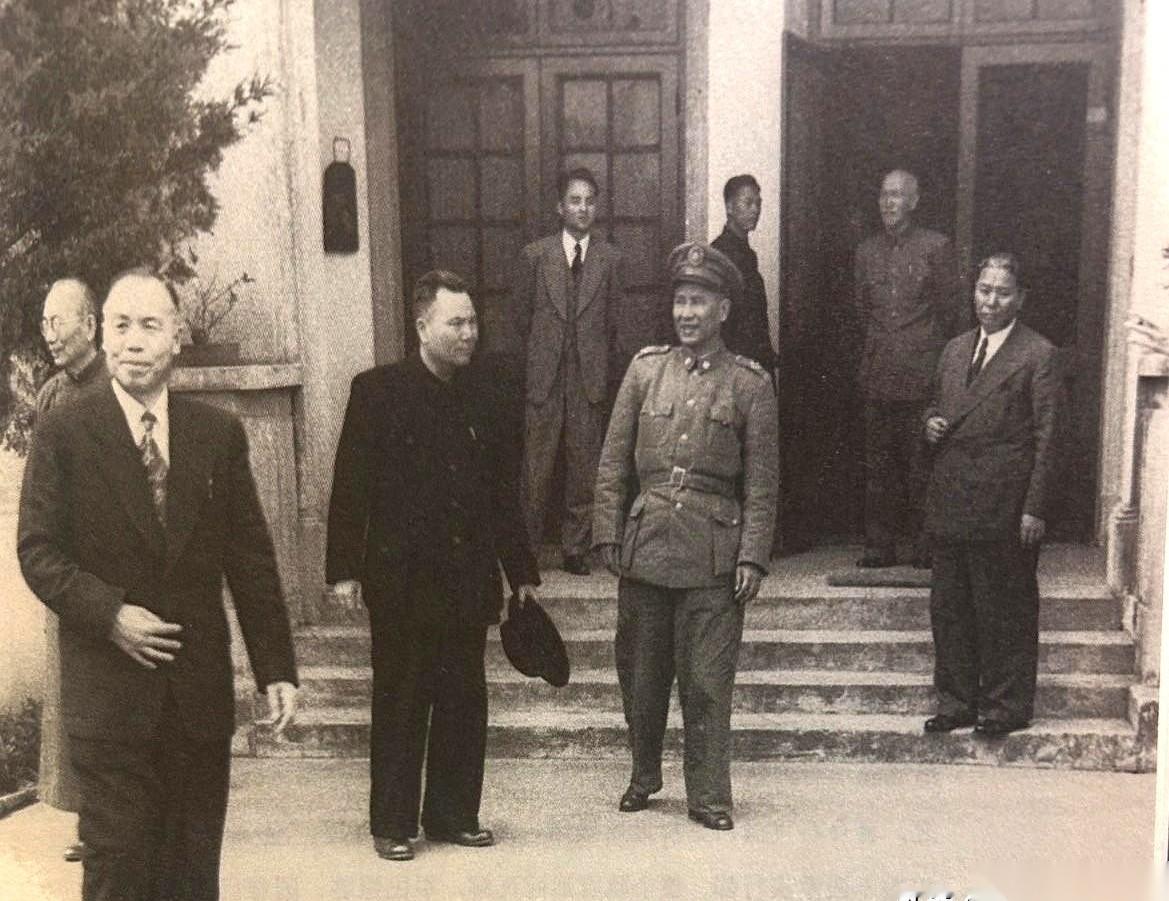 老板明明在群里发了长文说“我离职了”，结果高管开会，他像个门神一样死死堵在会议室