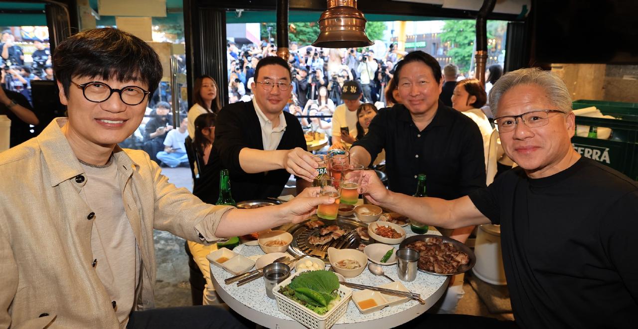 黄仁勋在首尔组局！6月5日，英伟达创始人黄仁勋在首尔一家韩式烤肉店与SK集团