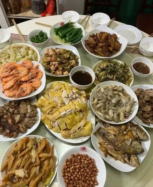家人们谁懂啊！广西朋友喊我去家里吃饭，说随便整了点，结果一上桌直接给我看傻了！虾