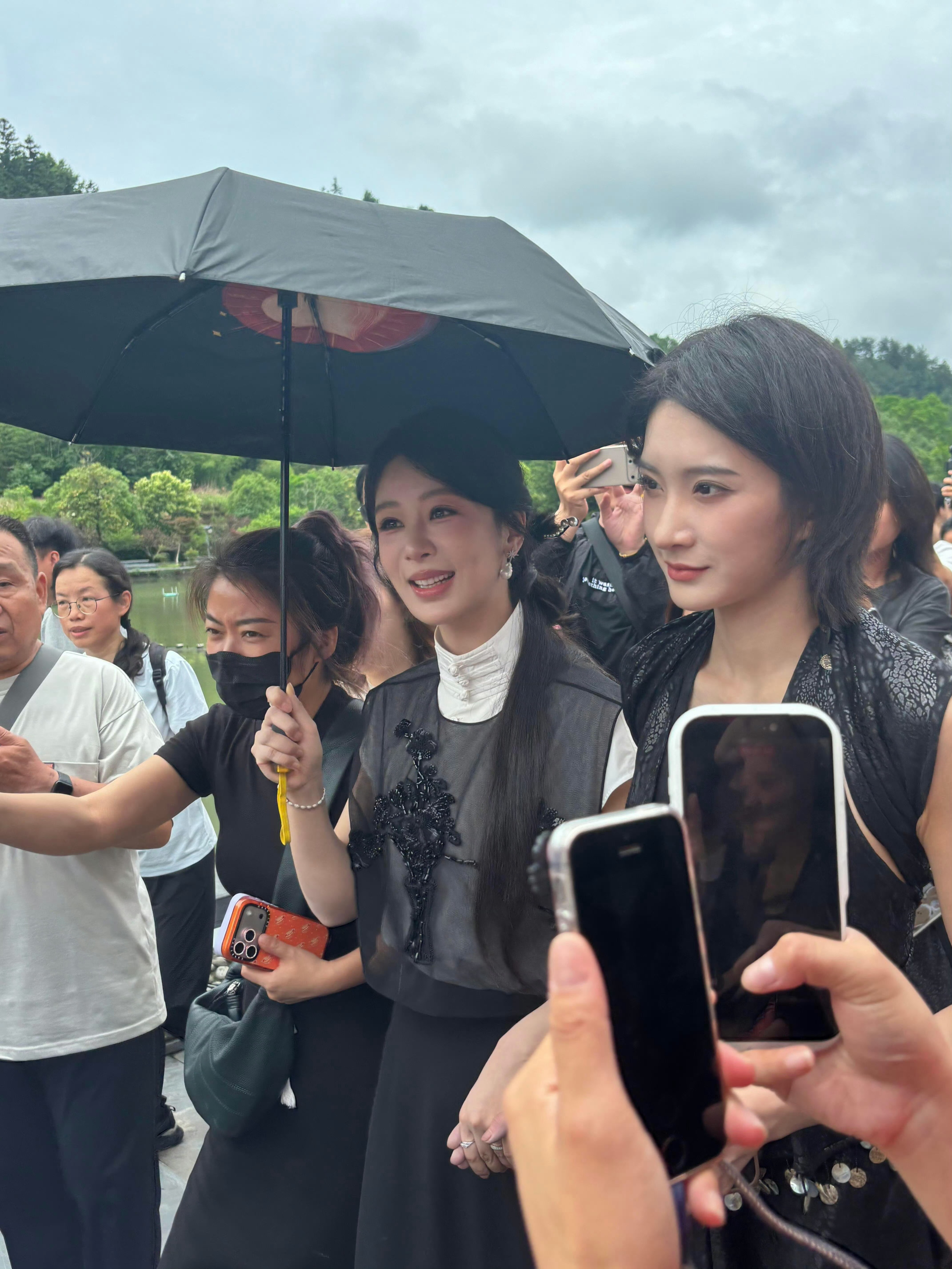 杨紫新中式侧马尾造型祯娘和华儿闺蜜组，新中式造型好好看！！！